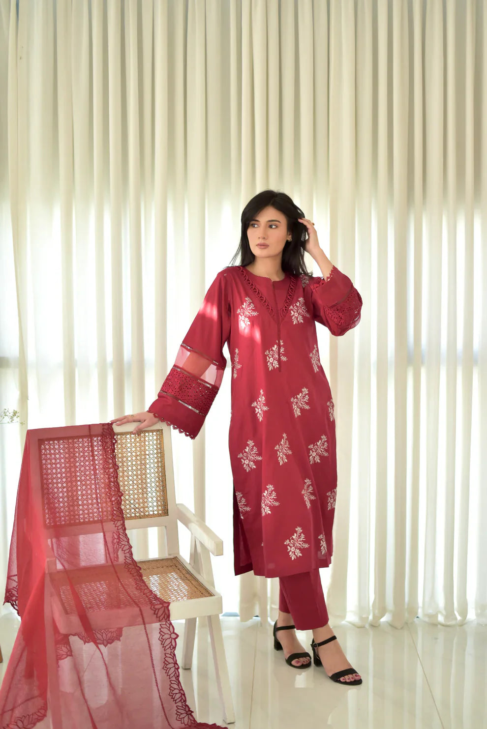 JENIFER : Maroon